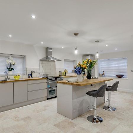 Spacious 6-Bed Home, Near The Norfolk Broads Clippesby ภายนอก รูปภาพ