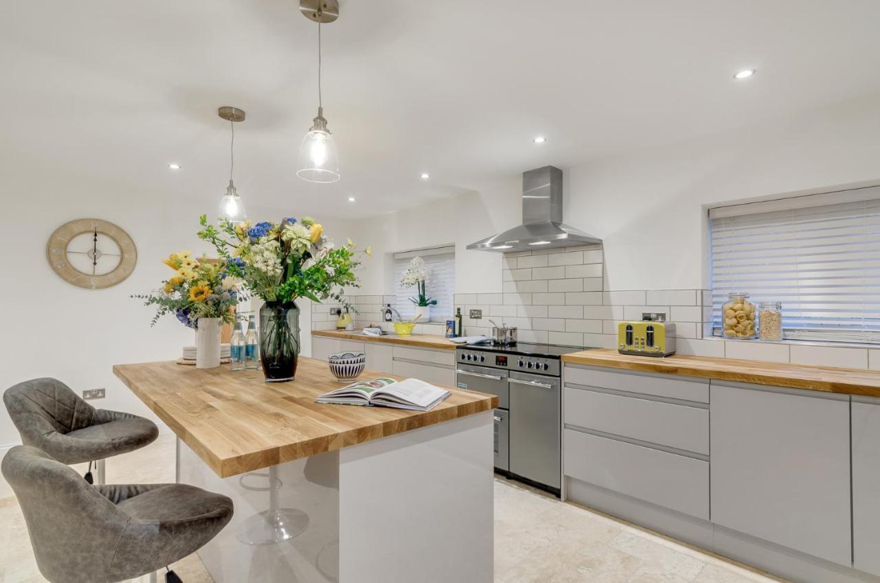 Spacious 6-Bed Home, Near The Norfolk Broads Clippesby ภายนอก รูปภาพ